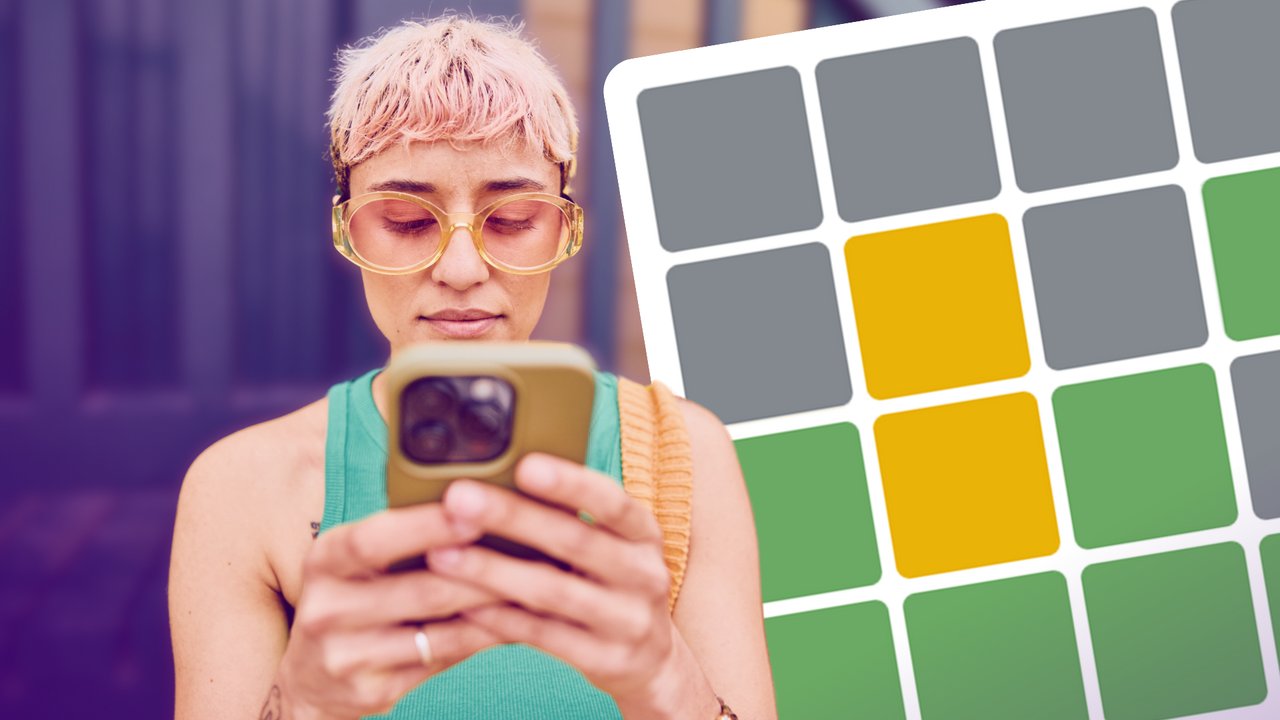 Eine junge Frau spielt am Smartphone im Vordergrund und im Hintergrund der Ausschnitt aus dem desired Wortquiz