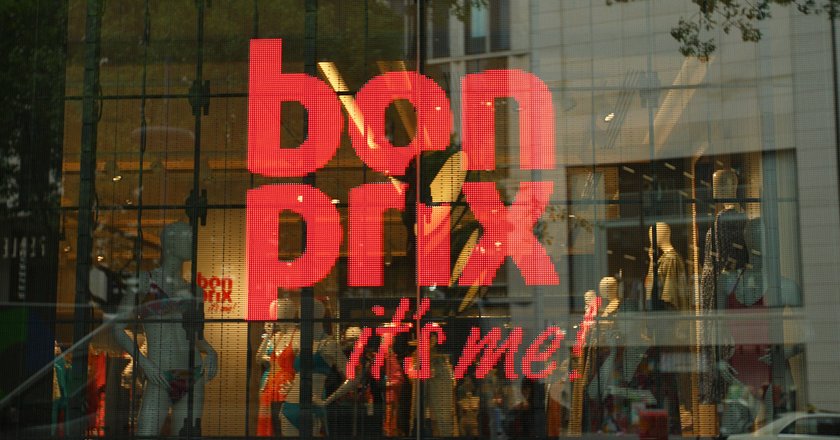 Leuchreklame im Schaufenster der Filiale von Bonprix in der Mönckebergstraße. Altstadt Hamburg *** Illuminated advertising in the shop window of the branch of Bonprix in Mönckebergstraße Altstadt Hamburg 