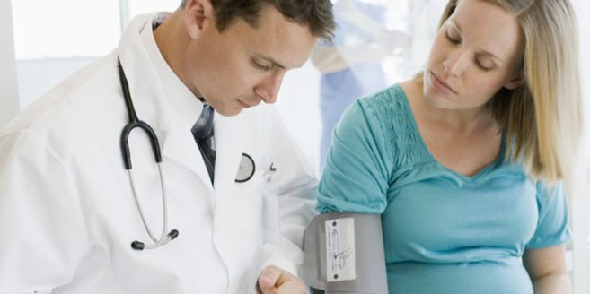 Gebärmutter-Transplantation: Frau beim Arzt. Gebärmutter-Transplantation: Frau beim Arzt.
