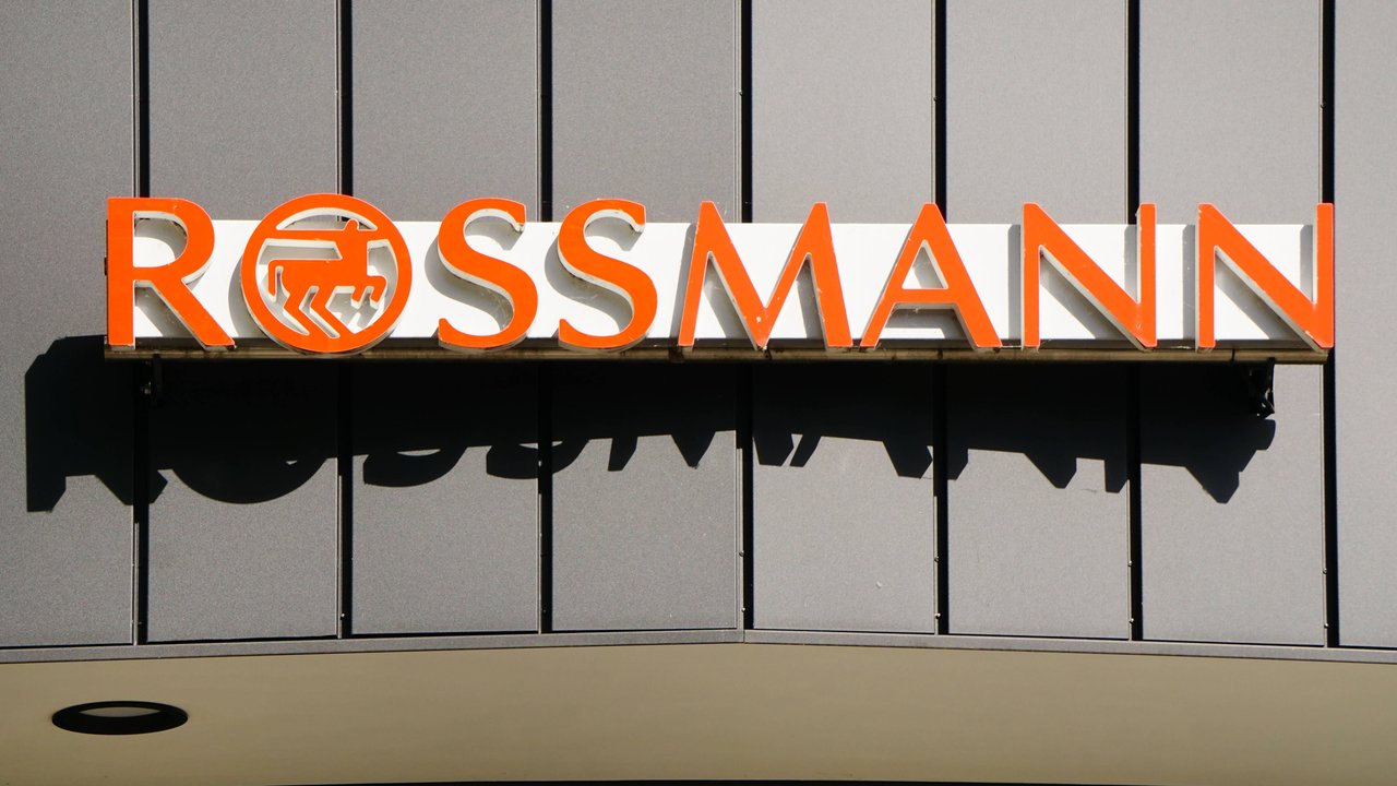 Rossmann, Drogeriemarkt, Firmenlogo an einem Einkaufscenter