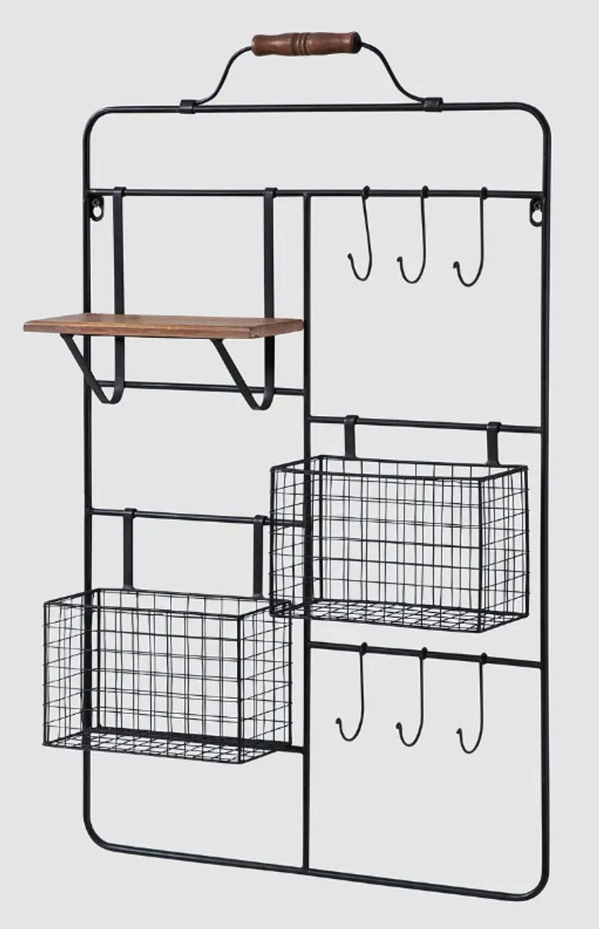Wandregal mit Körben