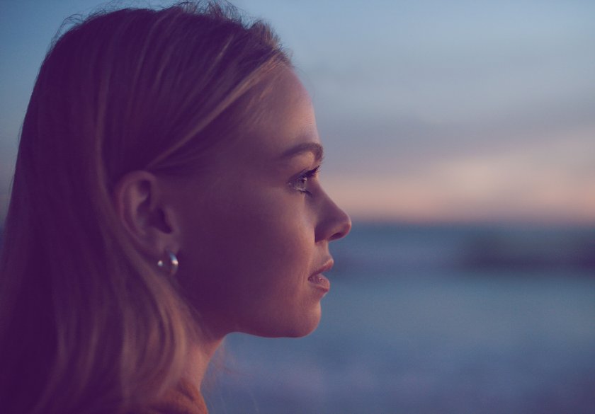 Frau mit nachdenklichem Blick