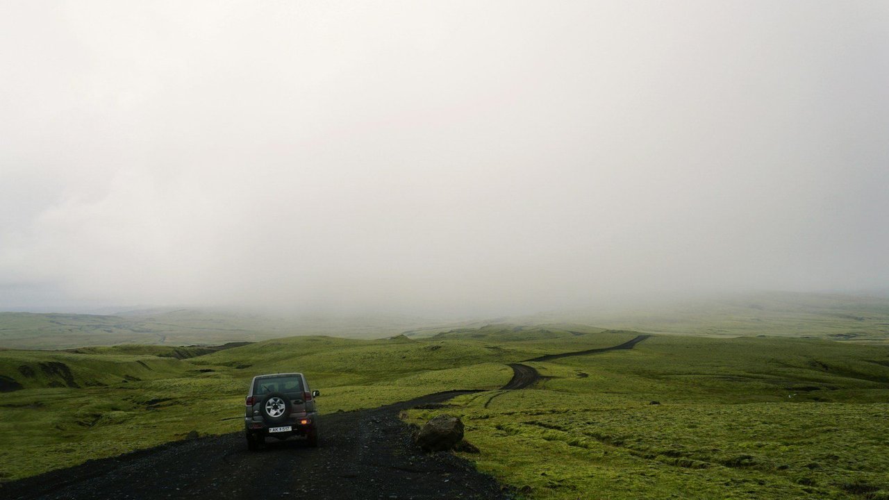Im Roman ist eine Frau allein in ihrem Auto unterwegs.