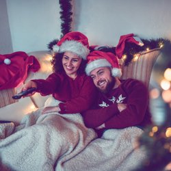 Ab auf die Couch: Dieser Sender liefert dir jetzt Weihnachtsfilme in Dauerschleife!