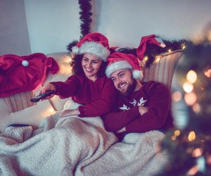 Ab auf die Couch: Dieser Sender liefert dir jetzt Weihnachtsfilme in Dauerschleife!
