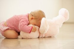 Baby, 5 Monate, mit einem Stofftier. Baby, 5 Monate, mit einem Stofftier.