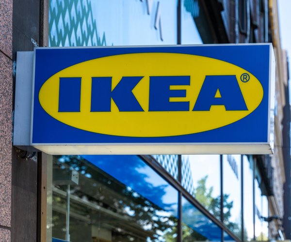 Das Sideboard in Pastellgelb aus diesem IkeaDIY ist ein Blickfang