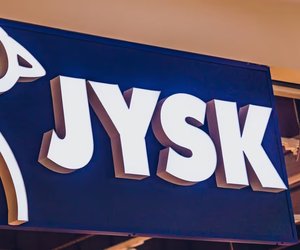 Du liest gerne im Bett? Schnapp dir das Rückenkissen von Jysk in Beige