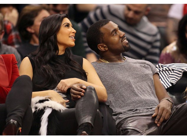 Kim Kardashian bekommt einen Flug im Privatjet von Kanye. Kim Kardashian bekommt einen Flug im Privatjet von Kanye.
