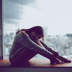 Psychologie: 7 häufige Denkfehler bei Liebeskummer und wie du sie überwindest