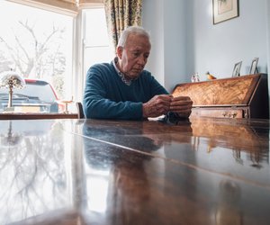 Einsamer Rentner sucht Familie für Weihnachten