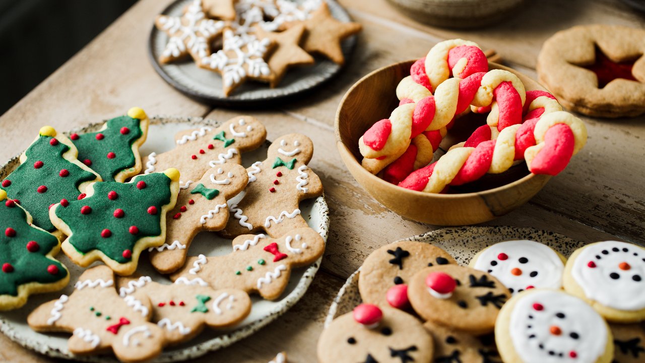 Das Plätzchen-Backen gehört für dich zur Weihnachtszeit? Die weihnachtlichen Dosen von Amazon eignen sich perfekt für Gebäck.