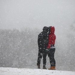 Magisch verbunden: 5 Sternzeichen erkennen bis Ende Januar, wie stark ihre Gefühle für einen wichtigen Menschen sind