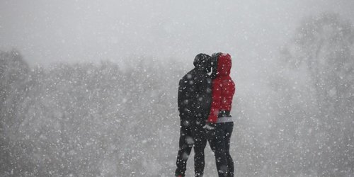 Magisch verbunden: 5 Sternzeichen erkennen bis Ende Januar, wie stark ihre Gefühle für einen wichtigen Menschen sind