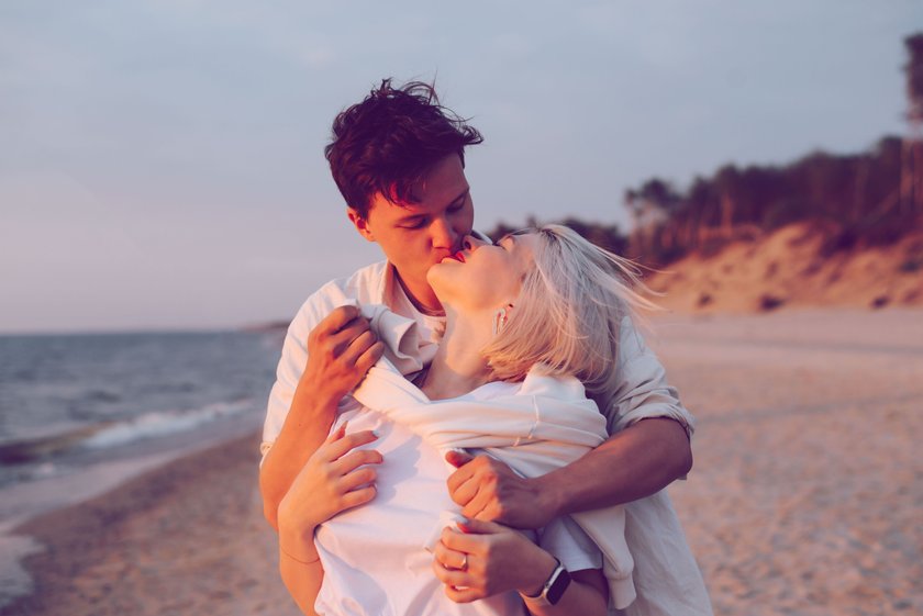 Verliebtes Paar küsst sich am Strand