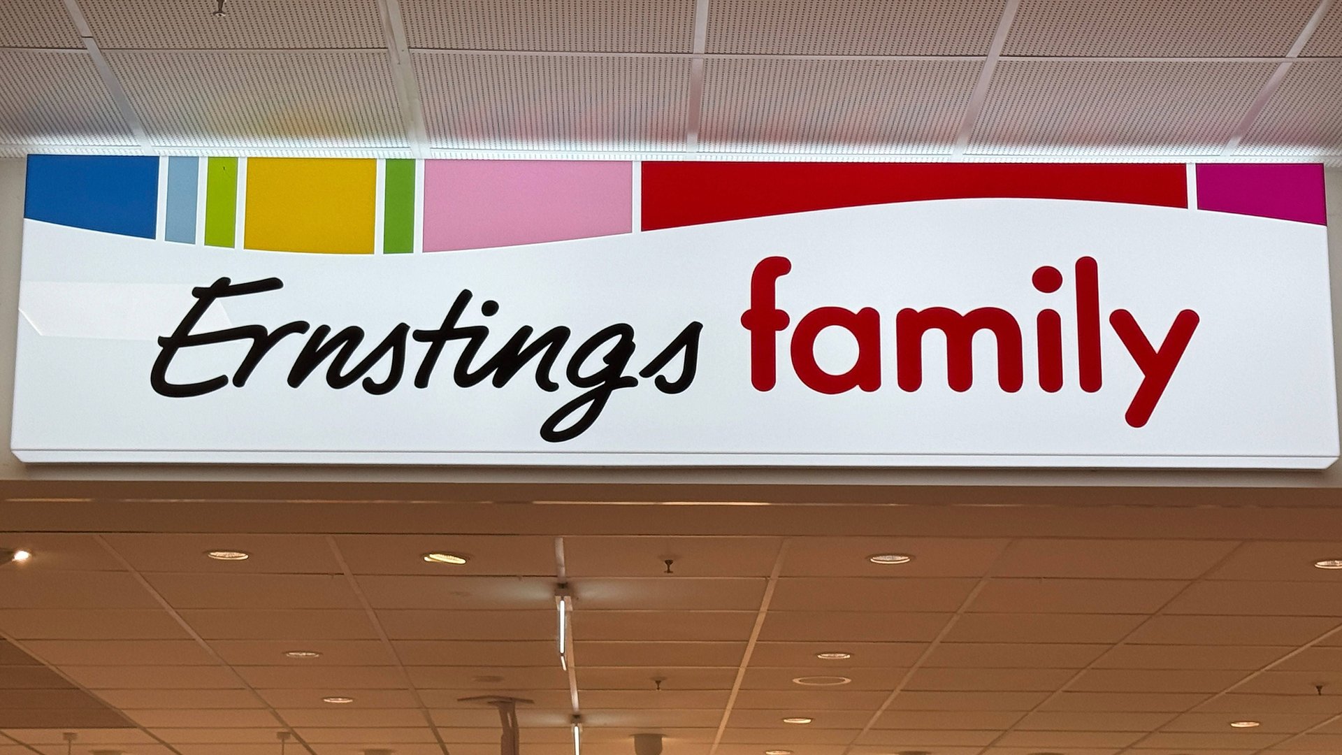 Besonderer-Blickfang-Die-kleine-Deko-Schleife-aus-Samt-von-Ernsting-s-family