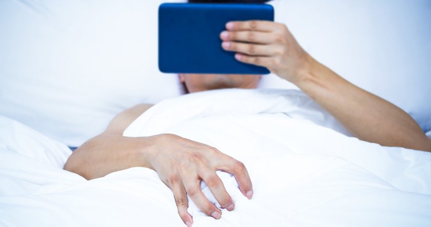 Mann guckt Pornos auf dem Tablet