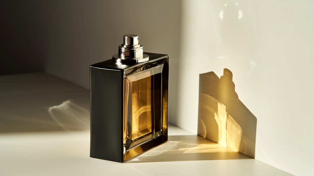 Die faszinierenden Duftnoten orientalischer Parfums bestechen durch ihre süßen und intensiv holz-würzigen Akzente.
