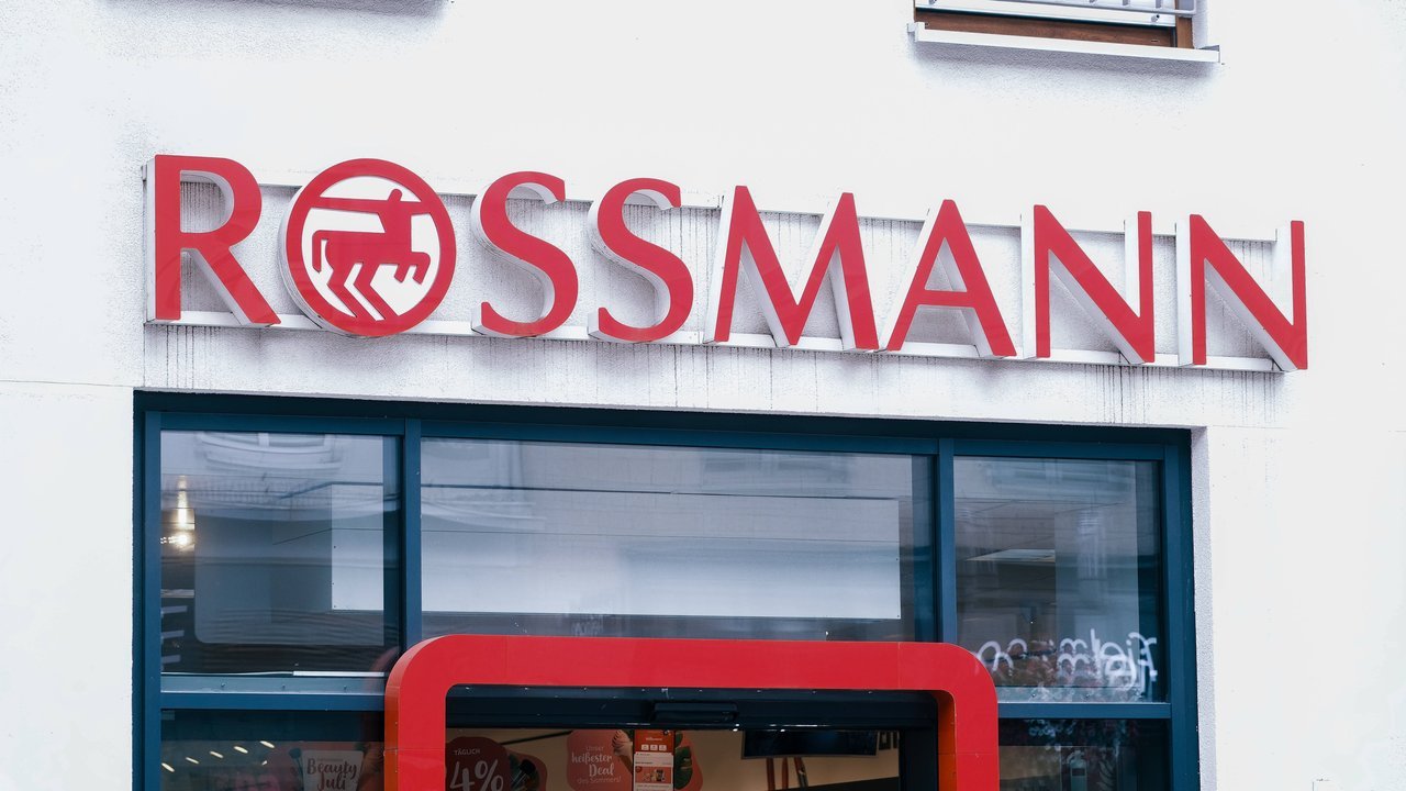 Der Ultraschallreiniger von Rossmann ist derzeit sehr beliebt. (© IMAGO / Michael Gstettenbauer)