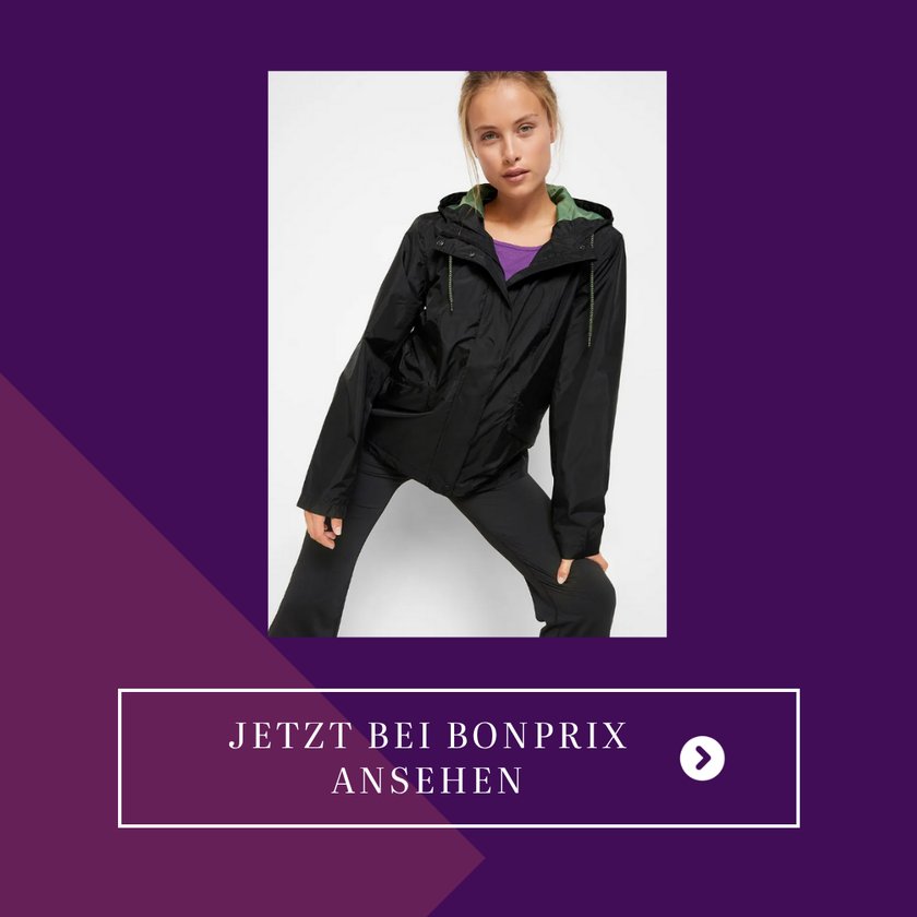 Eine Frau trägt eine leichte wasserabweisende Softshelljacke