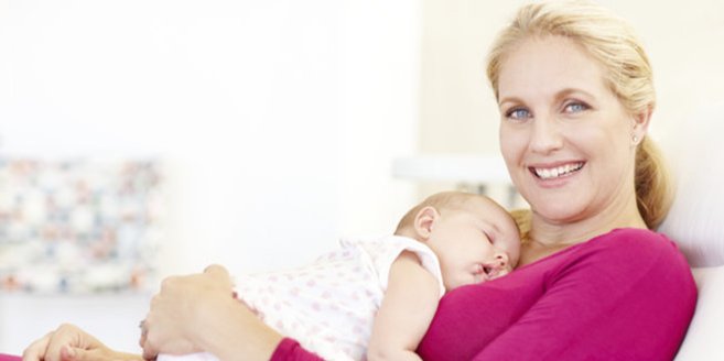 Schlafrhythmus: Mami mit schlafendem Baby. Schlafrhythmus: Mami mit schlafendem Baby.
