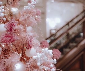 Für alle, die außergewöhnliche Festtags-Deko lieben: Der pinke Amazon-Weihnachtsbaum