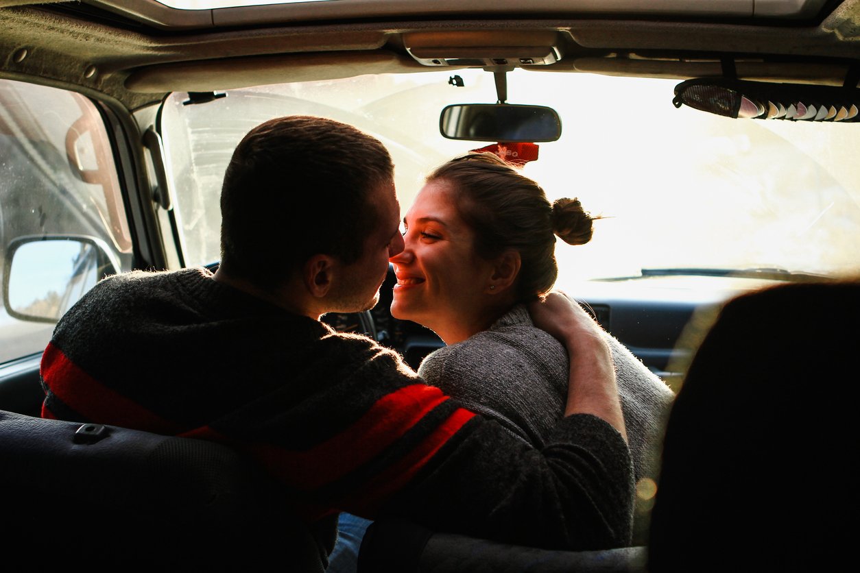 Küssen im Auto