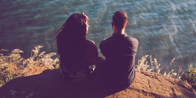 Laut Psychologie: So merkst du, dass dein Gegenüber seine eigene Unzufriedenheit auf dich überträgt