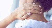 Nackenschmerzen: Hausmittel & Tipps gegen einen steifen Nacken