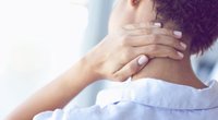 Nackenschmerzen: Hausmittel & Tipps gegen einen steifen Nacken
