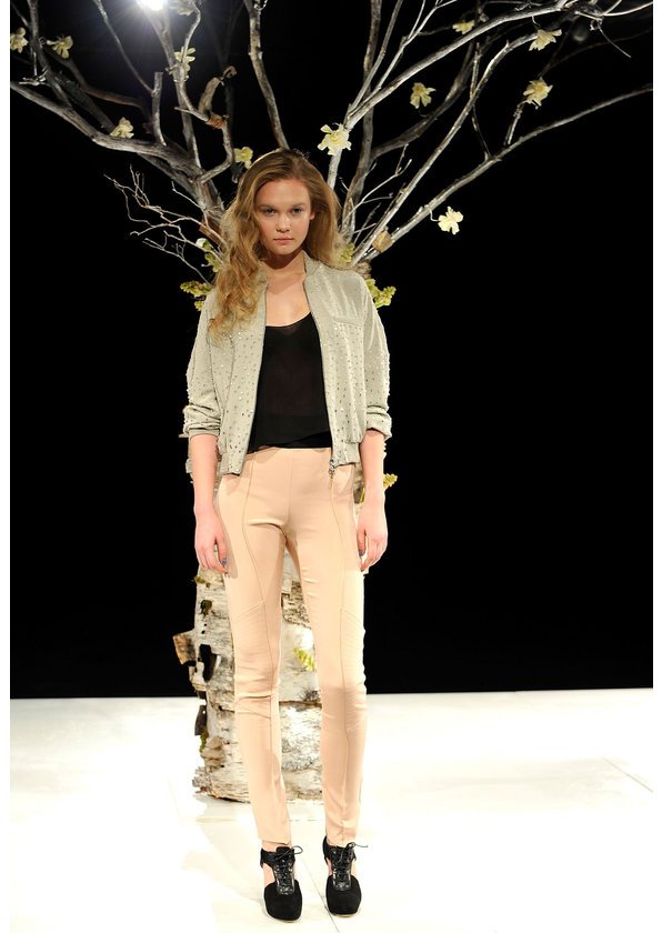 Joy Cioci präsentiert ihre neue Kollektion auf der Fashion Week
