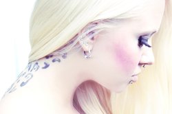 Piercing im Nacken Piercing im Nacken