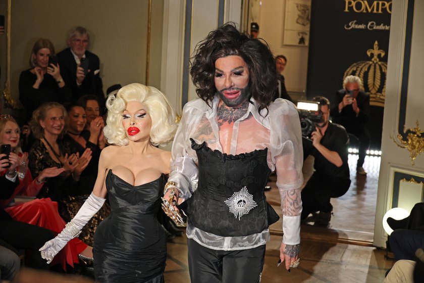 v.l. Model Amanda Lepore mit Harald Gloeoeckler waehrend der Pompoeoes Iconic Couture Show von Modedesigner Harald Gloeoeckler anlaesslich seines 30 jaehrigen Showjubilaeums. Ermelerhaus, Berlin-Mitte, Deutschland, Europa, 02.02.2024. *** v l Model Amanda Lepore with Harald Gloeoeckler during the Pompoeoes Iconic Couture Show by fashion designer Harald Gloeoeckler on the occasion of his 30th show anniversary Ermelerhaus, Berlin Mitte, Germany, Europe, 02 02 2024