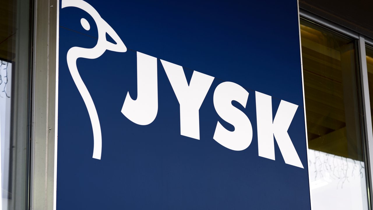 Bei Jysk gibt es jetzt ein praktisches Regal für deinen Außenbereich.