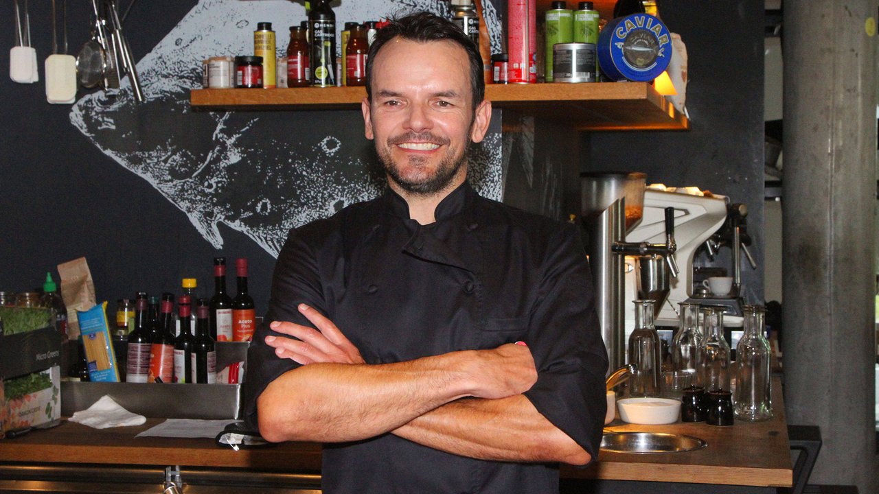 Steffen Henssler bei der Vorstellung seines neuen Kochbuchs „Hensslers schnelle Nummer“.