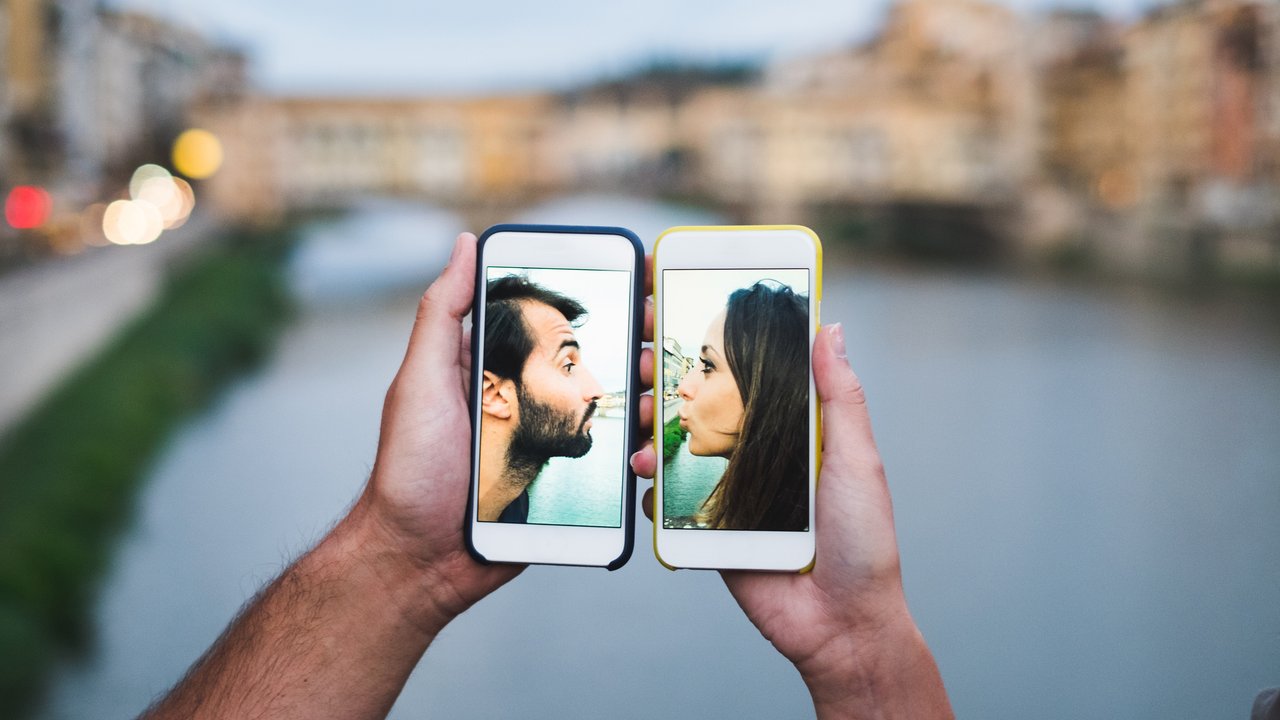 Fotos von einem Paar auf zwei Handys