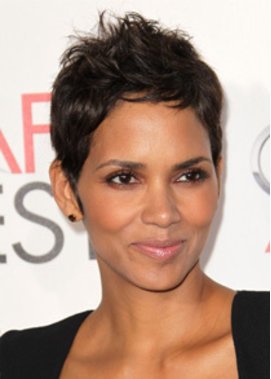 Halle Berry in der Ellen DeGeneres Show über ihre Nacktheit. Halle Berry in der Ellen DeGeneres Show über ihre Nacktheit.