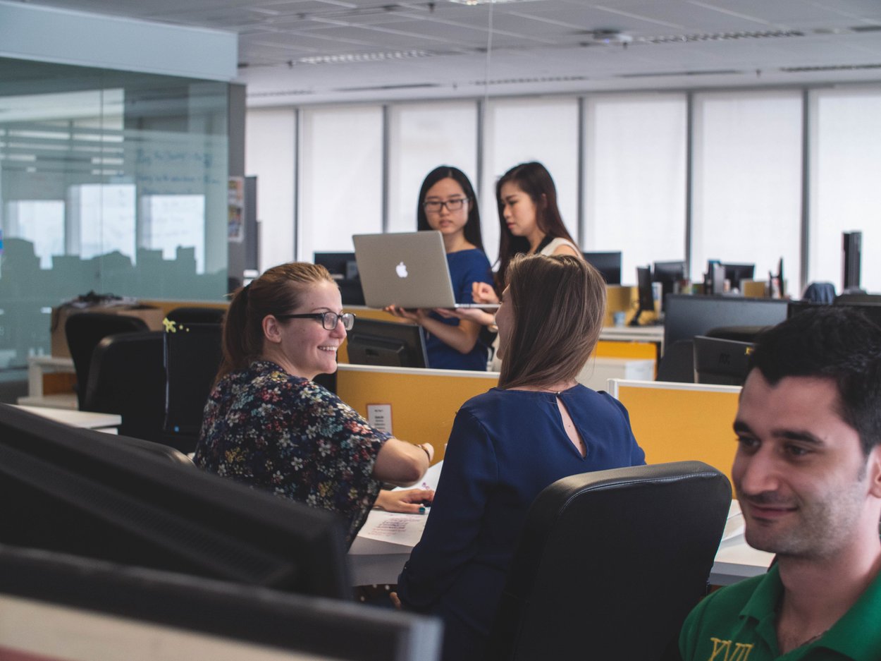 Frauen arbeiten im Büro Frauen arbeiten im Büro