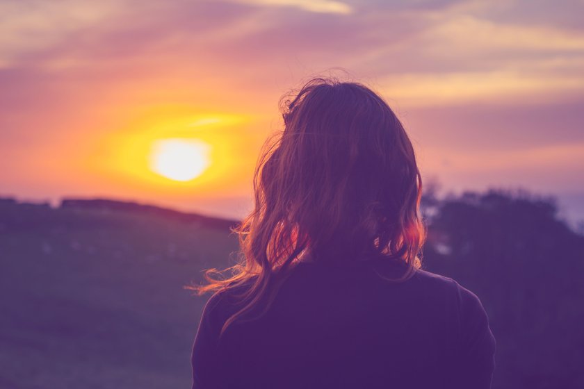 Frau vor Sonnenuntergang