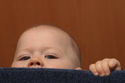 Baby, 8 Monate, fremdelt. Baby, 8 Monate, fremdelt.
