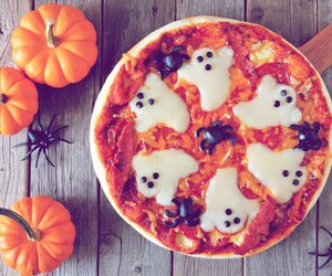 Halloween-Pizza: Supereinfaches Last-Minute-Rezept für deine Party