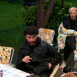 Zählt das schon zu Handgreiflichkeiten? „Sommerhaus“-Rafi geht zu weit