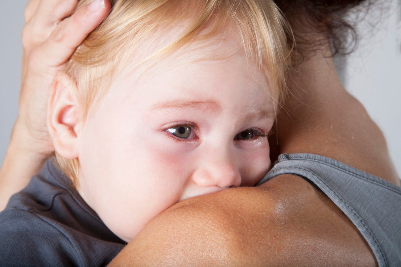 Mutter tröstet Baby Mutter tröstet Baby