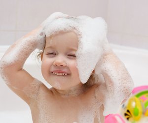 Vater badet mit Tochter und kassiert Shitstorm