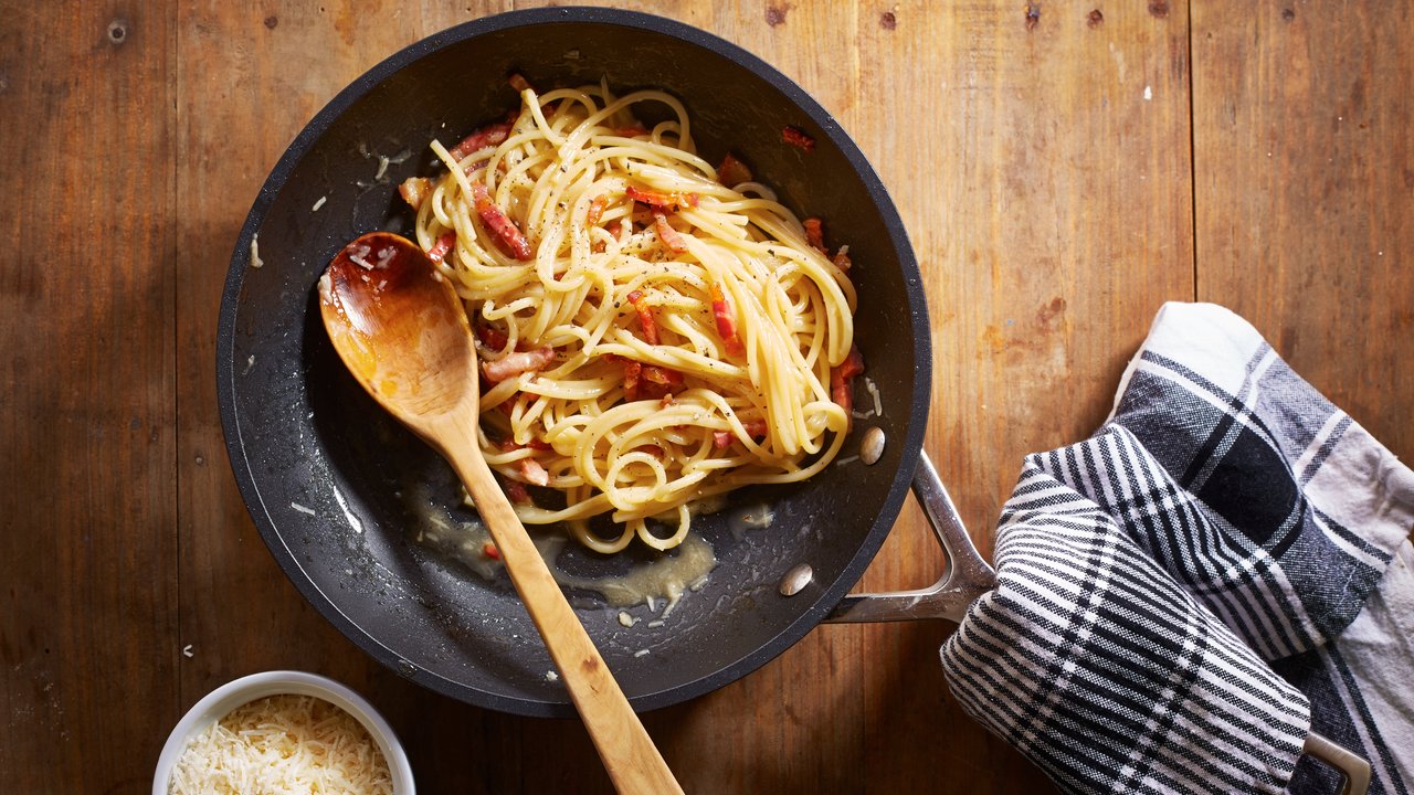 Eine Pfanne mit Spaghetti Carbonara