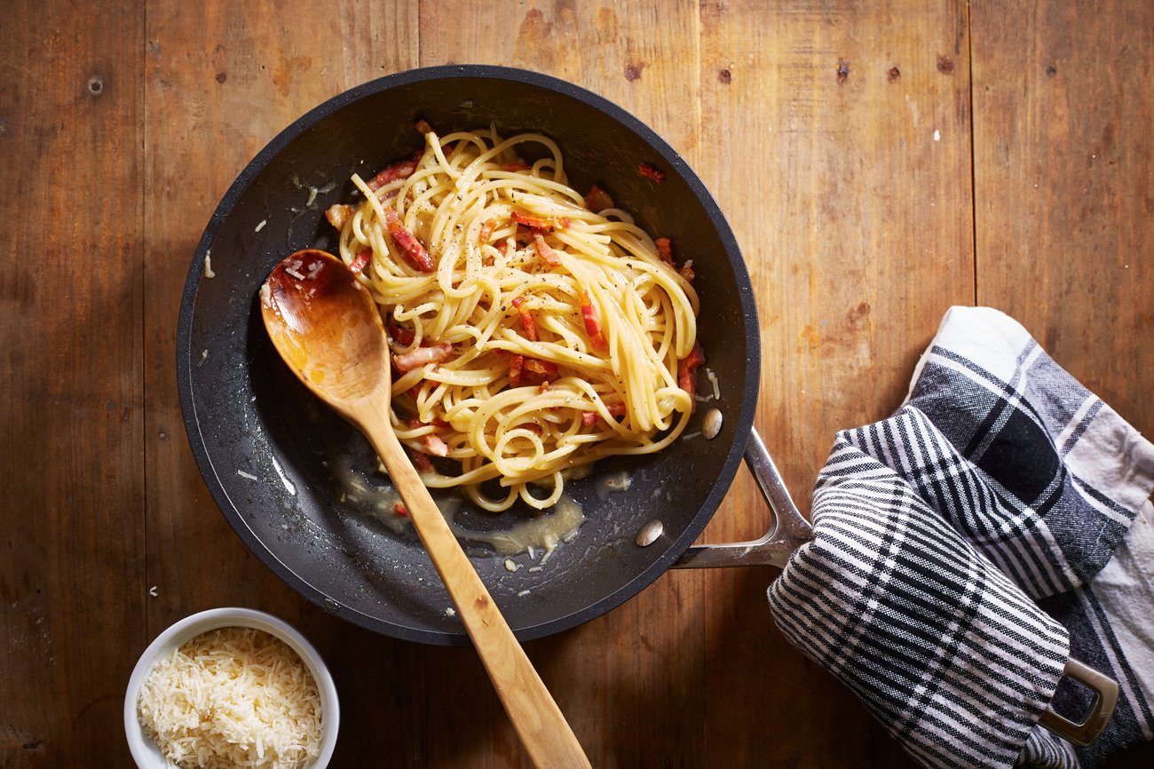 Eine Pfanne mit Spaghetti Carbonara Eine Pfanne mit Spaghetti Carbonara