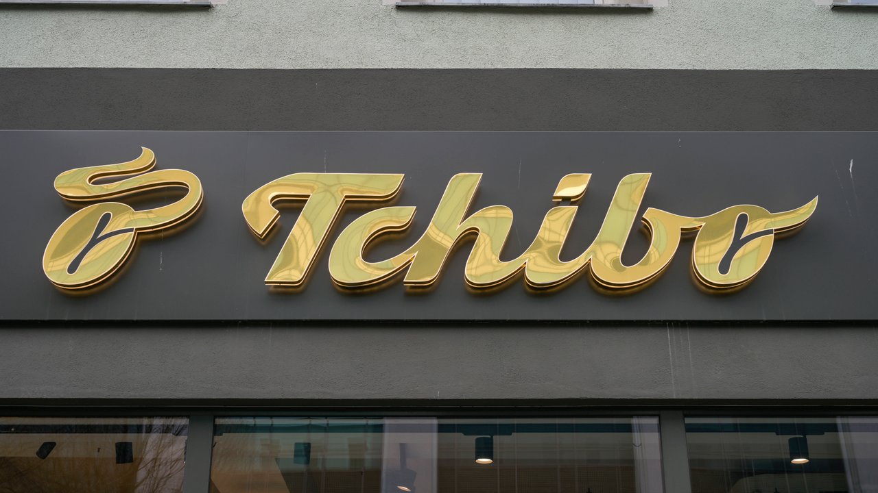 Diese Regal-Tisch-Kombi von Tchibo ist super funktional.