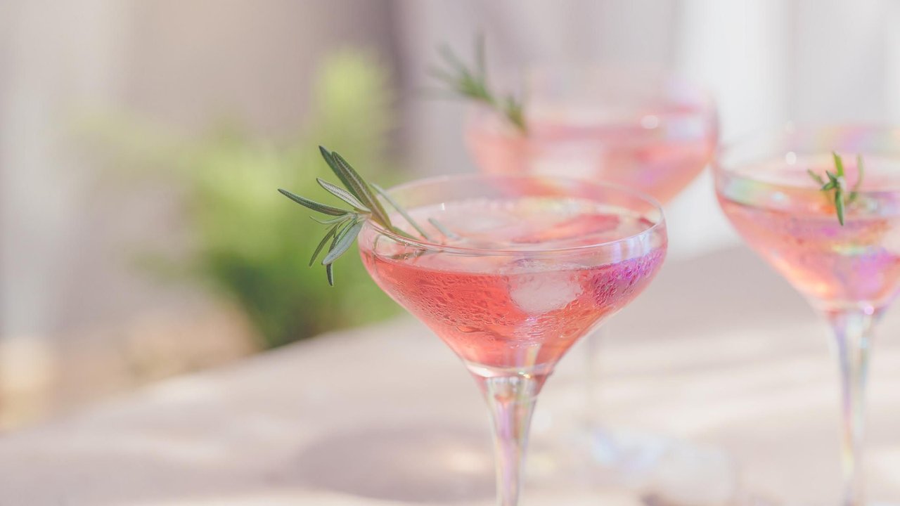 Rosé Lavender Spritz: Dieser Drink wird dein Spätsommer-Geheimtipp!