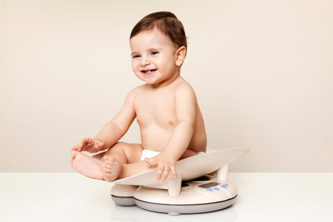 Baby Gewichtstabelle: Baby auf Waage Baby Gewichtstabelle: Baby auf Waage