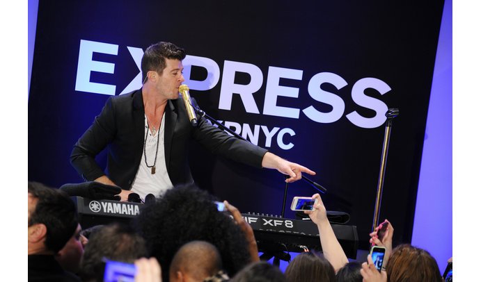 Robin Thicke beim EXPRESS Times Square Grand Robin Thicke beim EXPRESS Times Square Grand